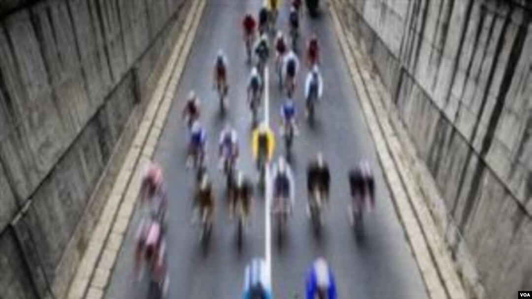 Sekelompok pebalap dekat Puerto de Navacerrada dalam etape 20 Tur Spanyol 2010. Wilayah Basque akan menjadi salah satu rute Tur Spanyol 2011.