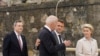 Le président français Emmanuel Macron, le président américain Joe Biden, la présidente de la Commission européenne Ursula von der Leyen et le Premier ministre italien Mario Draghi marchent le long de la promenade lors du sommet du G7 à Carbis Bay, Cornouailles, Grande-Bretagne, l