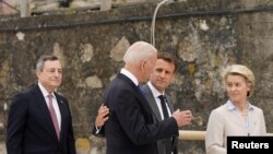 Le président français Emmanuel Macron, le président américain Joe Biden, la présidente de la Commission européenne Ursula von der Leyen et le Premier ministre italien Mario Draghi marchent le long de la promenade lors du sommet du G7 à Carbis Bay, Cornouailles, Grande-Bretagne, l