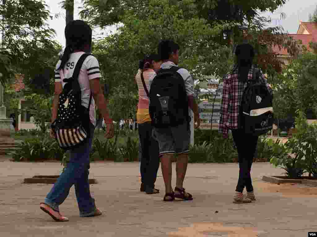 Students attend a clean-up day event at Angkor High School in Siem Reap. (Phorn Bopha/VOA Khmer)