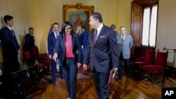 La vicepresidente del disputado gobierno de Venezuela, Delcy Rodríguez, y el excandidato presidencial Javier Bertucci caminan dentro de la Cancillería en Caracas, Venezuela, el miércoles 18 de septiembre de 2019. (AP Foto/Ariana Cubillos)