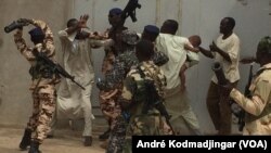 Manifestation dans la rue de N'Djamena lundi, au Tchad, le 22 janvier 2018. (VOA/André Kodmadjingar)