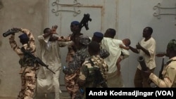 Manifestation dans la rue de N'Djamena lundi, au Tchad, le 22 janvier 2018. (VOA/André Kodmadjingar)