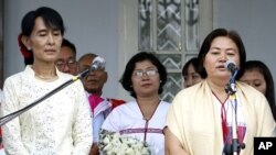 Karen National Union (KNU) General Secretary Zipporah Sein (R) speaks to reporters after meeting with Myanmar pro-democracy leader Aung San Suu Kyi (front L) at Suu Kyi's home in Rangoon, April 8, 2012. 