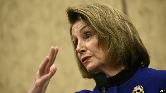 ARCHIVO - La representante estadounidense Nancy Pelosi, demócrata de California, habla durante una conferencia de prensa del Caucus de Mujeres Demócratas antes del Día de la Igualdad Salarial en el Capitolio de los Estados Unidos en Washington, DC, el 10 de marzo de 2023.