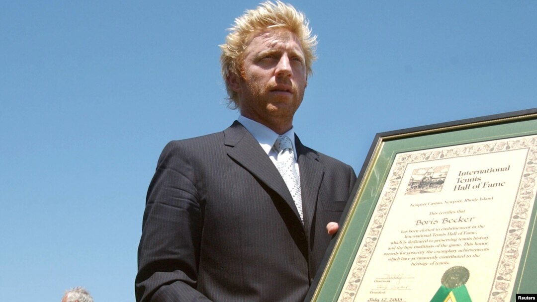 Boris Becker menerima piagam setelah namanya masuk ke dalam daftar 'International Tennis Hall of Fame' dalam upacara di Newport, Rhode Island AS, 12 Juli 2013 (foto: dok). 