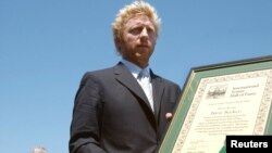 Boris Becker menerima piagam setelah namanya masuk ke dalam daftar 'International Tennis Hall of Fame' dalam upacara di Newport, Rhode Island AS, 12 Juli 2013 (foto: dok). 