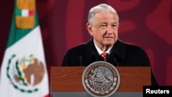 El presidente de México, Andrés Manuel López Obrador, habla con los medios de comunicación durante una conferencia de prensa en el Palacio Nacional, en Ciudad de México, el 9 de febrero de 2022. 