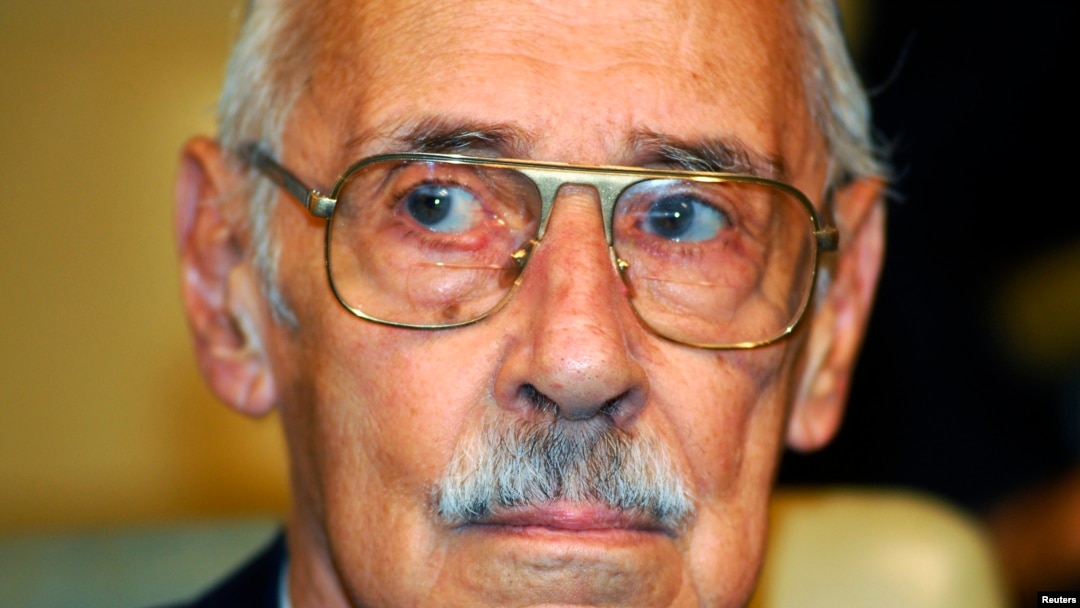 Former Argentine dictator Jorge Rafael Videla listens to verdict in human rights abuse trial, Cordoba, Dec. 22, 2010.