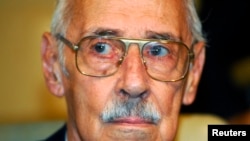 Former Argentine dictator Jorge Rafael Videla listens to verdict in human rights abuse trial, Cordoba, Dec. 22, 2010.