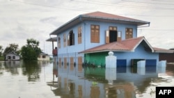 Rumah-rumah terendam banjir di Danau Inle, negara bagian Shan, Myanmar selatan, 14 September 2024. (AFP)