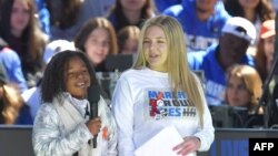 La petite-fille de Martin Luther King Jr, Yolanda Renee King, à gauche, à côté de l'étudiante Jaclyn Corin lors du rassemblement de "Marche pour nos vie" à Washington le 24 mars 2018.