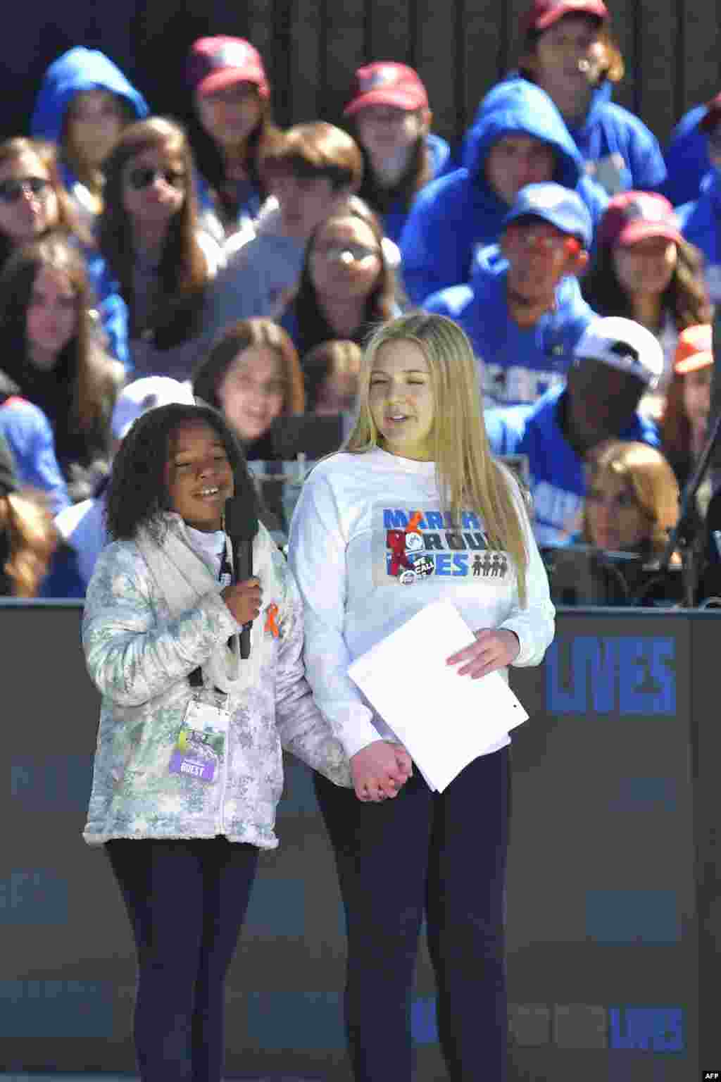 La petite-fille de Martin Luther King Jr, Yolanda Renee King, à gauche, parle à côté de l'étudiante Jaclyn Corin lors du rassemblement de "Marche pour nos vie" à Washington le 24 mars 2018.