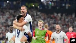 Harry Kane salta a los brazos de Ollie Watkins, su compañero que consiguió el tanto del triunfo de Inglaterra sobre Holanda en las semifinales de la Euro 2024, el miércoles 10 de julio de 2024 en Dortmund, Alemania. 