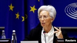 La presidenta del Banco Central Europeo, Christine Lagarde, se dirige a los legisladores europeos durante una sesión plenaria en el Parlamento Europeo en Bruselas, el 6 de febrero de 2020.
