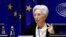 La presidenta del Banco Central Europeo, Christine Lagarde, se dirige a los legisladores europeos durante una sesión plenaria en el Parlamento Europeo en Bruselas, el 6 de febrero de 2020.