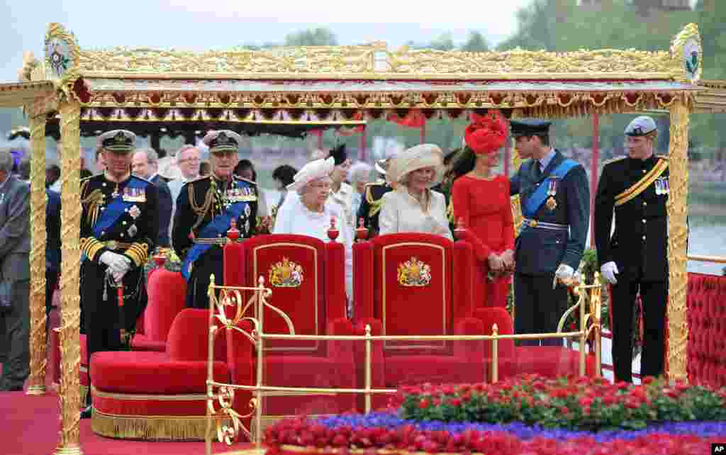 Anggota keluarga kerajaan, dari kiri ke kanan, Pangeran Charles, Pangeran Philip, Ratu Elizabeth II, &nbsp;Duchess of Cornwall Camilla, Duchess of Cambridge Kate, Pangeran William dan Pangeran Harry.