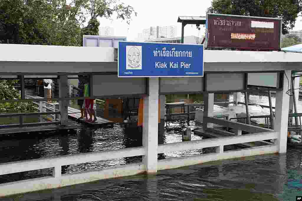 Flooded Bang Sue district in Bangkok, October 27, 2011. ( VOA - D. Schearf)
