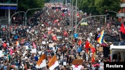 Des milliers de personnes protestent contre le sommet de G20 à Hambourg, Allemagne, 8 juillet 2017.