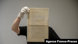  Une copie originale extrêmement rare de la constitution américaine a été vendue le 18 novembre 2021 pour 43 millions de dollars - un record mondial pour un document historique aux enchères, a déclaré Sotheby's. Cette photo d'archive prise le 17 septembre