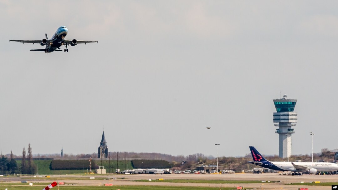 Brussels Airlines dengan tujuan Faro, Portugal menjadi pesawat pertama yang lepas landas dari bandara Brussels. Zaventem.