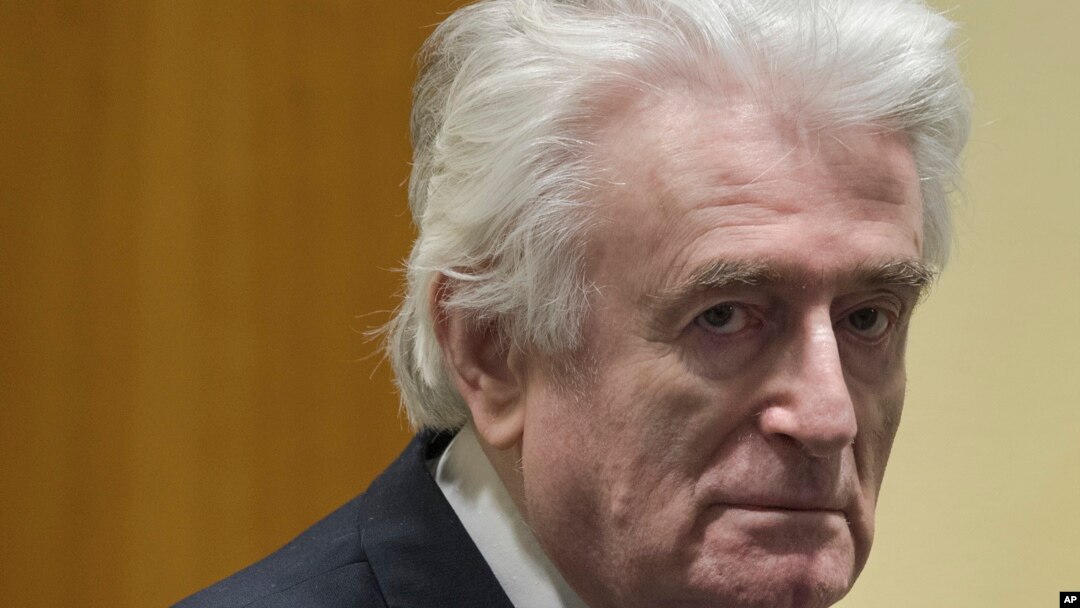Mantan pemimpin Serbia-Bosnia, Radovan Karadzic, memasuki ruang pengadilan International Residual Mechanism for Criminal Tribunal di Den Haag, Belana, Rabu, 20 Maret 2019 (foto: AP Photo/Peter Dejong, Pool)