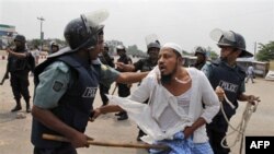 Cảnh sát chống bạo động Bangladesh bắt giữ một tín đồ Hồi giáo biểu tình phản đối dự luật bảo đảm phụ nữ được quyền bình đẳng trong việc hưởng thừa kế tại Dhaka, ngày 4/4/2011