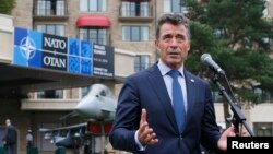 Sekretaris Jenderal NATO Anders Fogh Rasmussen berbicara dengan media di resor Celtic Manor dekat Newport, Wales (4/9). (Reuters/Yves Herman)