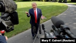 Predsjednik SAD Donald Tramp razgovara sa novinarima prije odlaska iz Bijele kuće za Zapadnu Virdžiniju (Foto: Reuters/Mary F. Calvert)
