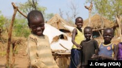 De jeunes réfugiés sud-soudanais dans le camp de Yumbe, en Ouganda