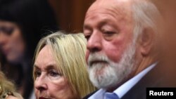 June (kiri) dan Barry Steenkamp, orang tua dari Reeva Steenkamp -- gadis yang tewas ditembak oleh pacarnya, Oscar Pistorius hadir dalam sidang di Pretoria (foto: dok).