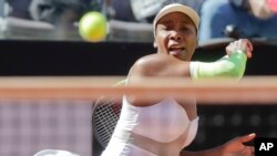 Venus Williams saat berlaga di turnamen tenis Italia Terbuka di Roma, 16 Mei 2019. (Foto: AP/arsip)