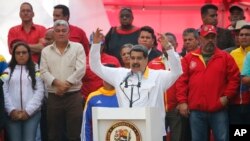 រូបឯកសារ៖ លោក Nicolas Maduro ប្រធានាធិបតី​វ៉េណេស៊ុយអេឡា ថ្លែង​ទៅ​កាន់​អ្នក​គាំទ្រ​នៅ​ខាង​ក្រៅ​និវេសដ្ឋាន​របស់​លោក ក្នុង​ទីក្រុង​ការ៉ាកាស ប្រទេស​វ៉េណេស៊ុយអេឡា កាល​ពី​ខែមីនា ២០១៩។