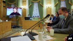 Presiden Ukraina Volodymyr Zelenskiy tetap memimpin rapat kabinet dari rumah sakit tempat ia dirawat karena Covid-19 (12/11).