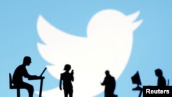 FILE PHOTO: Illustration shows Twitter logo