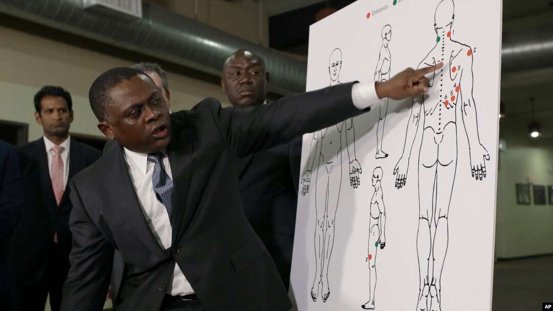 Dr. Bennet Omalu, memberikan penjelasan kepada wartawan mengenai hasil otopsi terhadap jenazah Stephon Clark di Sacramento, California, Jumat (30/3). 