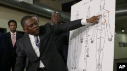 Dr. Bennet Omalu, memberikan penjelasan kepada wartawan mengenai hasil otopsi terhadap jenazah Stephon Clark di Sacramento, California, Jumat (30/3). 