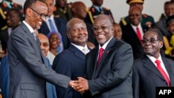 John Magufuli, second à droite, serra la main à Paul Kagame, à Dar es Salaam, le 5 novembre 2015. 