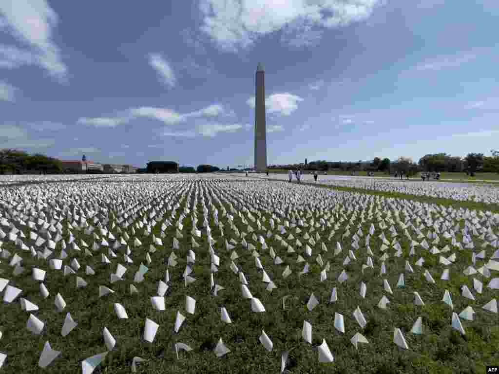 White flags are seen on the National Mall near the Washington Monument in Washington, D.C.,&nbsp; Sept. 19, 2021.The project, by artist Suzanne Brennan Firstenberg, uses over 600,000 small white flags to represesent the lives lost to Covid-19 in the U.S. (Photo by Daniel SLIM / AFP)