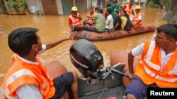 ໜ່ວຍ​ຮັບມື​ກັບໄພພິບັດ​ແຫ່ງ​ຊາດຂອງອິນເດຍ ຫຼື India's National Disaster Response Force (NDRF) ເອົາເຮືອ ອອກໄປຊ່ອຍເຫຼືອປະຊາຊົນຢູ່ເຂດ Guwahati ໃນພາກຕາເວັນອອກສຽງເໜືອຂອງລັດ Assam ປະເທດອິນເດຍ, ວັນທີ 27 ເດືອນມິຖຸນາ 2014. 