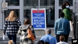 Građani čekaju u redu ispred mesta za predaju glasačkih listića u Noristaunu u Pensilvaniji, 19. oktobra 2020. (Foto: AP)