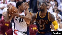 DeMar DeRozan des Toronto Raptors, à gauche, face à LeBron James des Cleveland Cavaliers, Air Canada Centre, le 23 mai 2016. (Dan Hamilton-USA TODAY Sports)