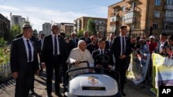 Papa Francis akisalimiana na waumini nje ya Kanisa Kuu la Watakatifu Petro na Paulo huko Ulaanbaatar, Mongolia Jumamosi, Septemba 2, 2023. AP.
