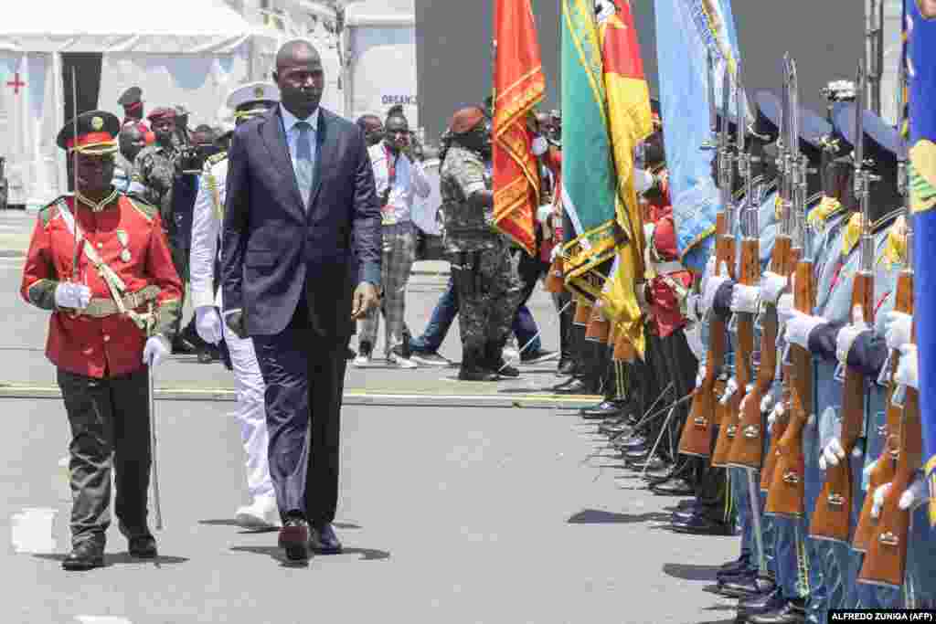 O Presidente de Moçambique, Daniel Chapo inspeciona a guarda de honra durante a sua tomada de posse na Praça da Independência, em Maputo, a 15 de janeiro de 2025