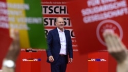 Njemački kancelar Olaf Scholz na pozornici tokom predizbornog sastanka za evropske izbore Socijaldemokratske partije (SPD) u Leipzigu, u istočnoj Njemačkoj, 1. juna 2024.