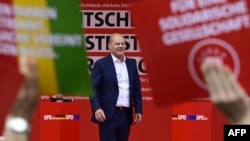 Njemački kancelar Olaf Scholz na pozornici tokom predizbornog sastanka za evropske izbore Socijaldemokratske partije (SPD) u Leipzigu, u istočnoj Njemačkoj, 1. juna 2024.