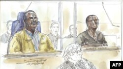 Un croquis de tribunal montrant Octavien Ngenzi et Tito Barahira, deux anciens bourgmestres (maires) rwandais, condamnés à la perpétuité en France en 2016 pour leur participation au génocide des Tutsi en 1994, lors d’un procès à Paris, France, 10 mai 2016.