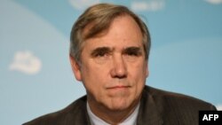 El senador Jeff Merkley, de Oregon, denunció haber quitado fondos a agencia encargada de desastres naturales. Esta foto de fue tomada el 11 de noviembre de 2017.