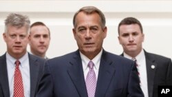 Ketua DPR John Boehner dari Partai Republik bersama koleganya saat berjalan menuju sesi sidang Partai Republik untuk menyusun strategi baru pasca penutupan parsial pemerintah AS.