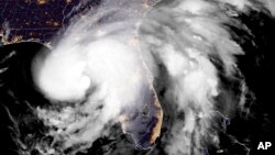 El huracán Debby tocó tierra en la costa noroeste de Florida como un ciclón de categoría 1, causando lluvias intensas de hasta 30 cm en algunas áreas. 